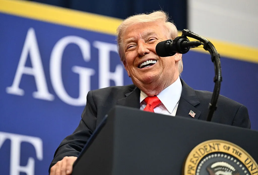 Trump replaces artists with himself