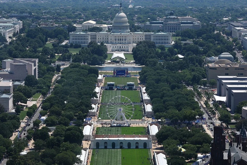 White House neighborhood gets fairground makeover