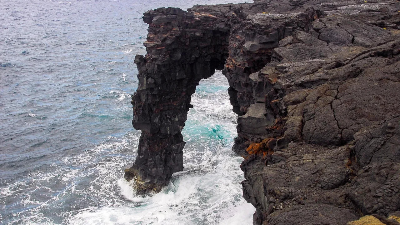 Hawaii’s 90-foot Hōlei Sea Arch collapses into Pacific as before-and-after photos show what remains