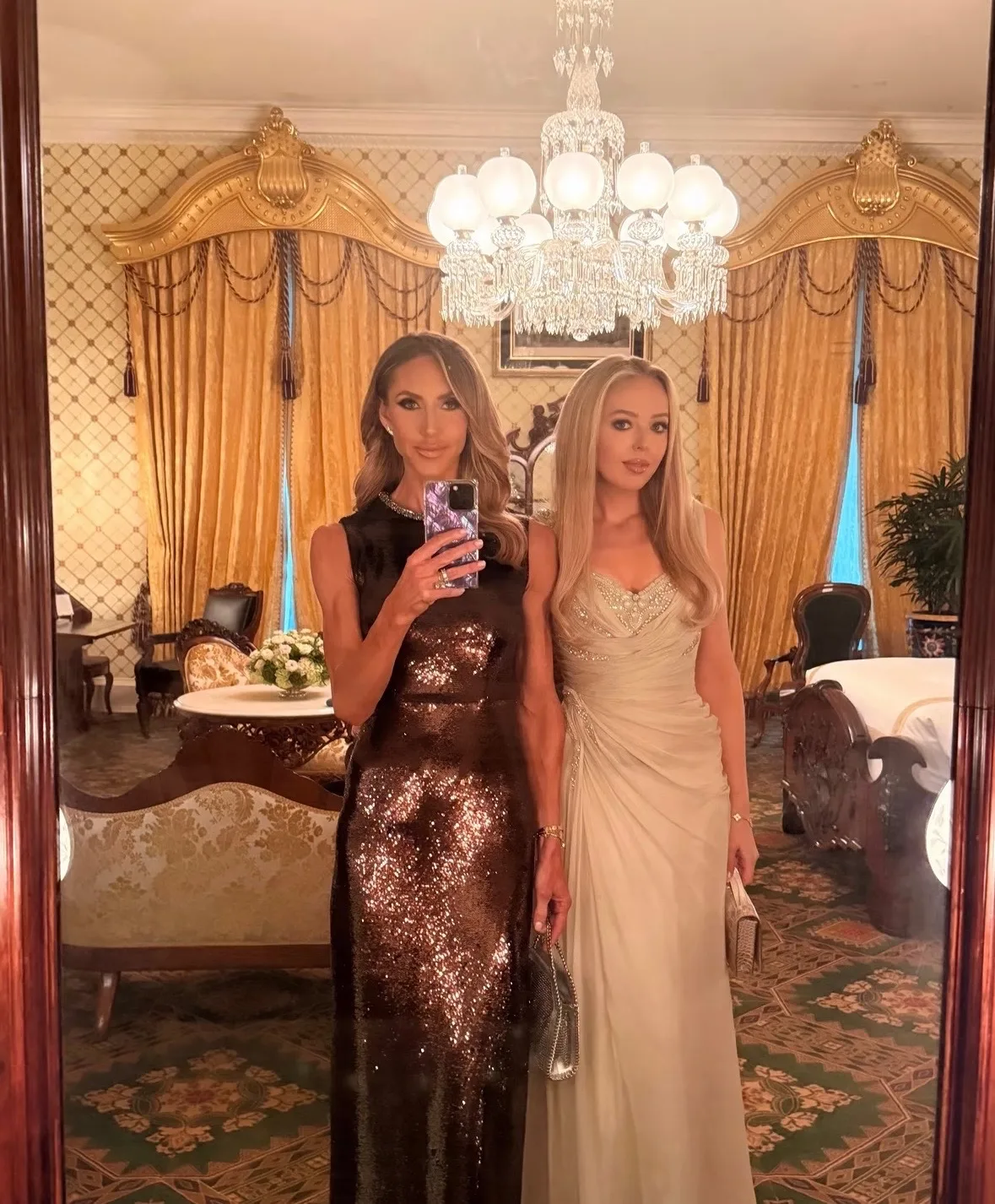 Lara and Tiffany squeeze in a pre-dinner mirror selfie