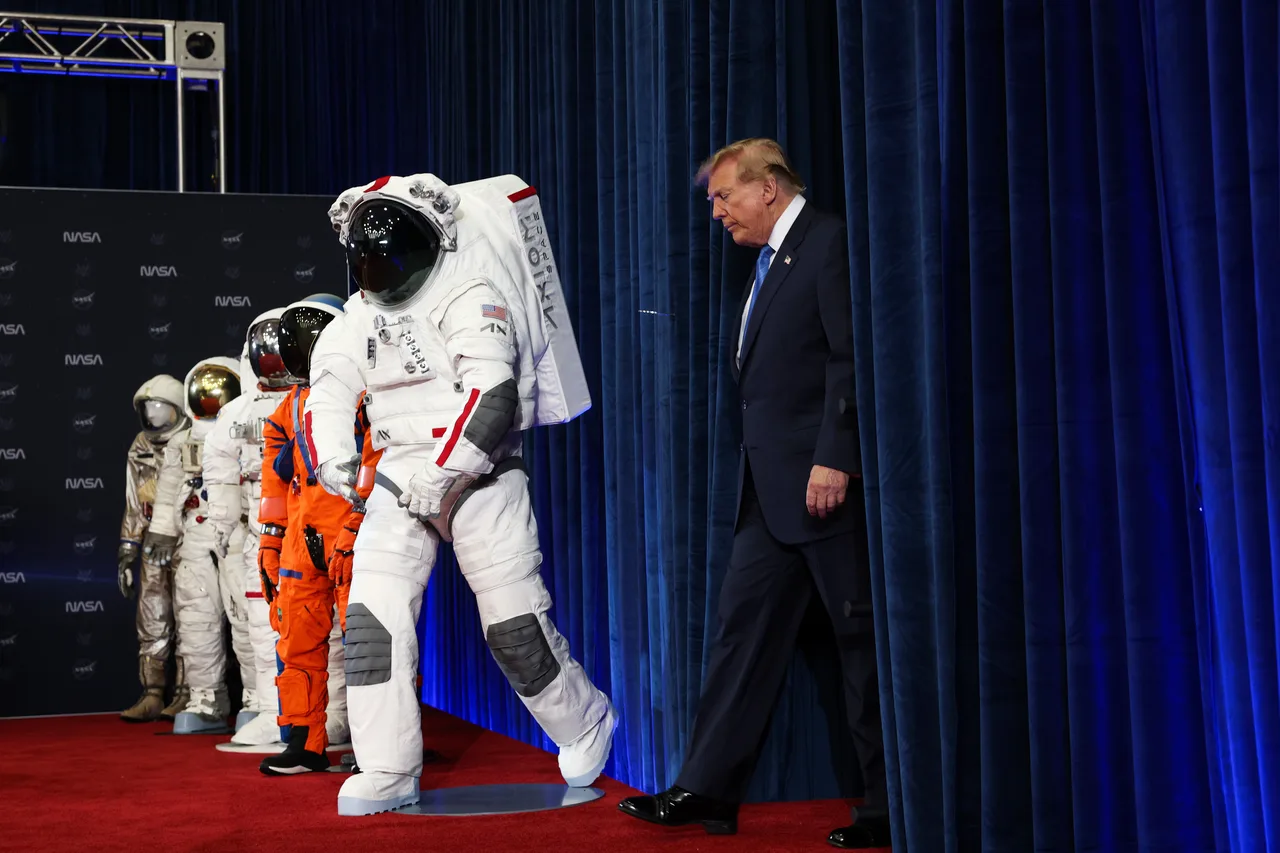 Trump arrives at NASA