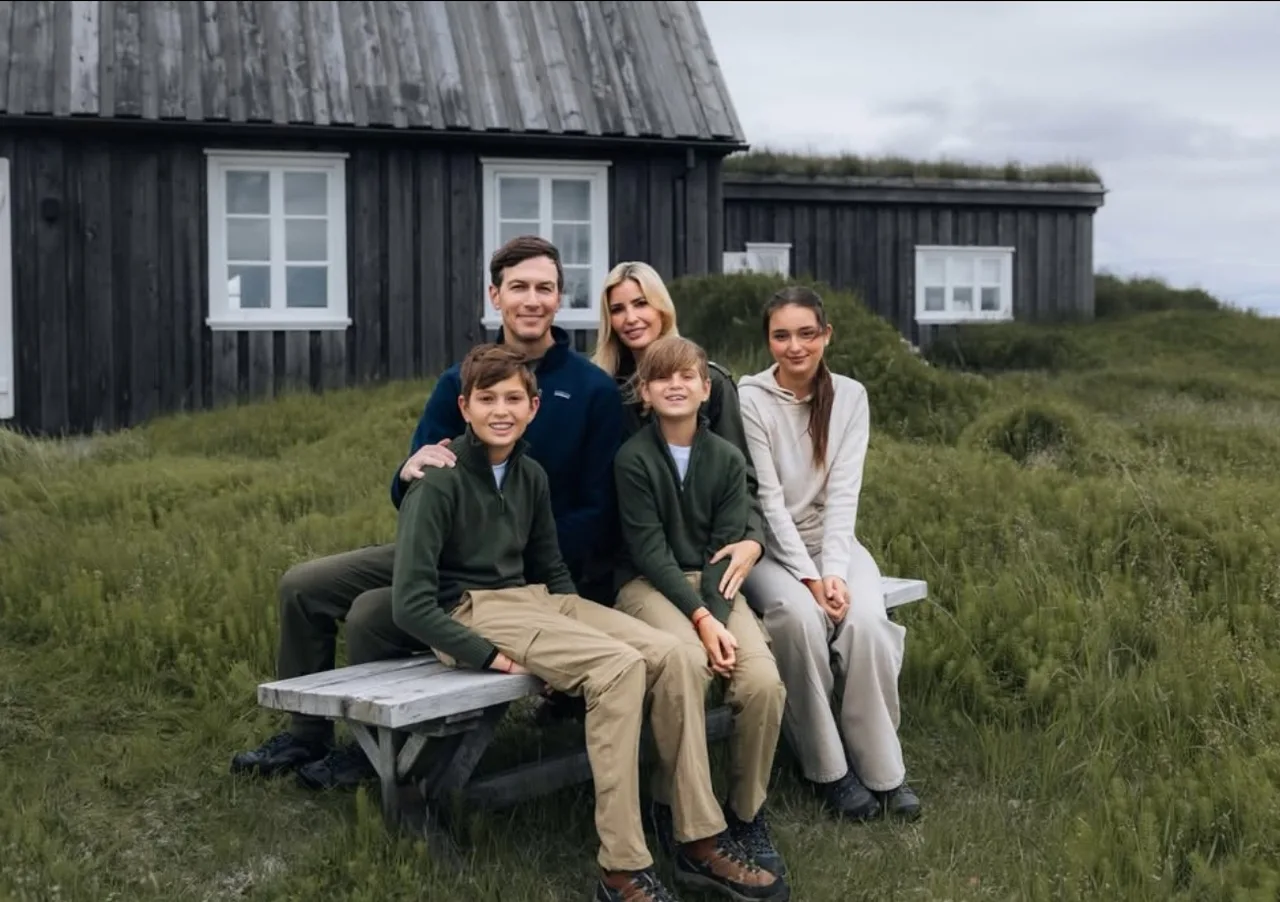 Kushner's pause for an adorable family portrait