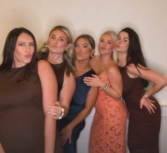 A glamorous reunion with her closest girlfriends