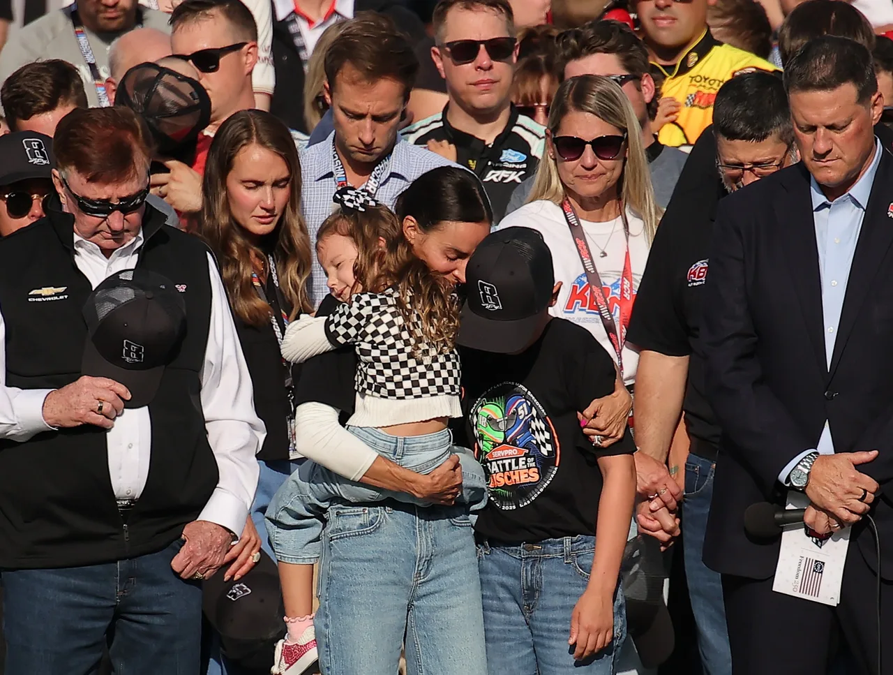 Kyle Busch's children pay tribute in "Battle of the Busches” t-shirts