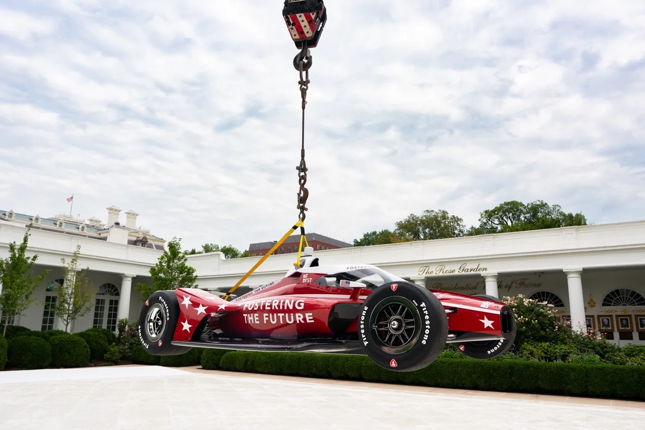 Crane carefully lowers car into Rose Garden