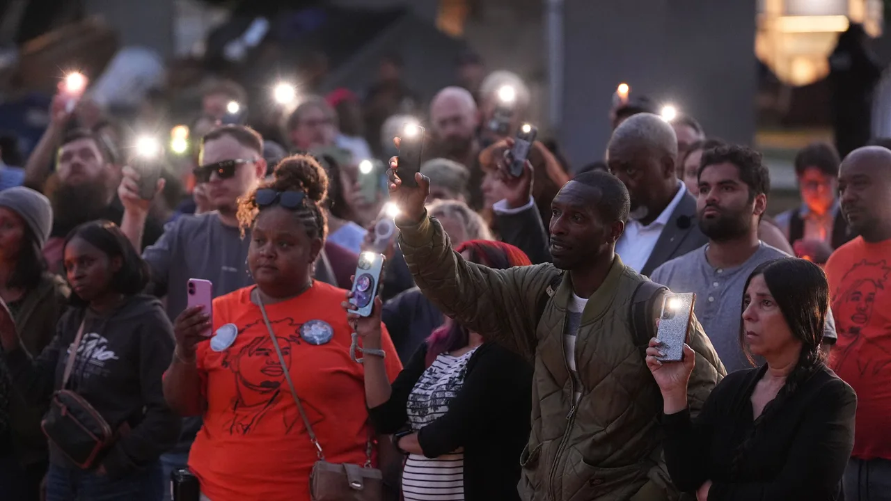 Heartbreaking scenes unfold at Bite of Seattle vigil as community mourns 3 killed in mass shooting