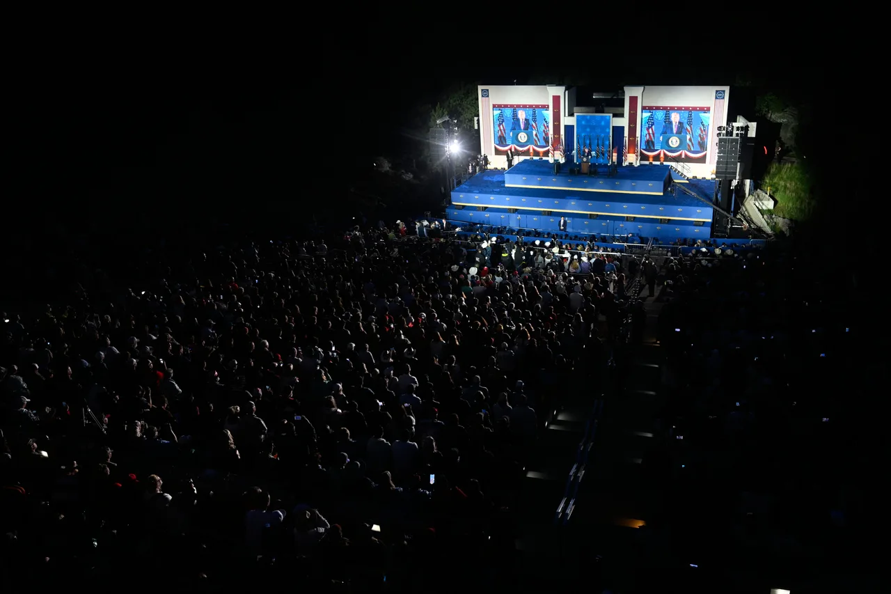 Thousands gather at amphitheater