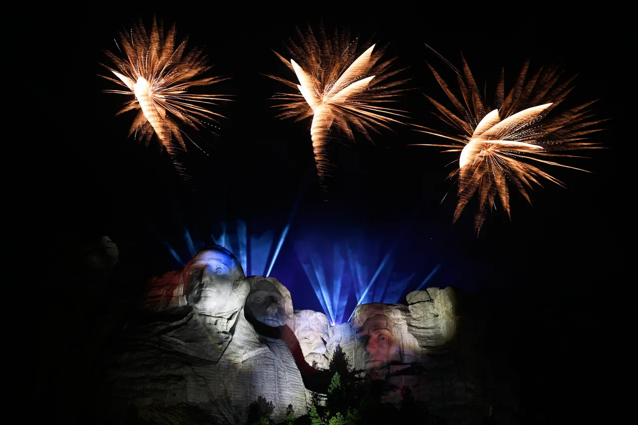 Fireworks light up Mount Rushmore