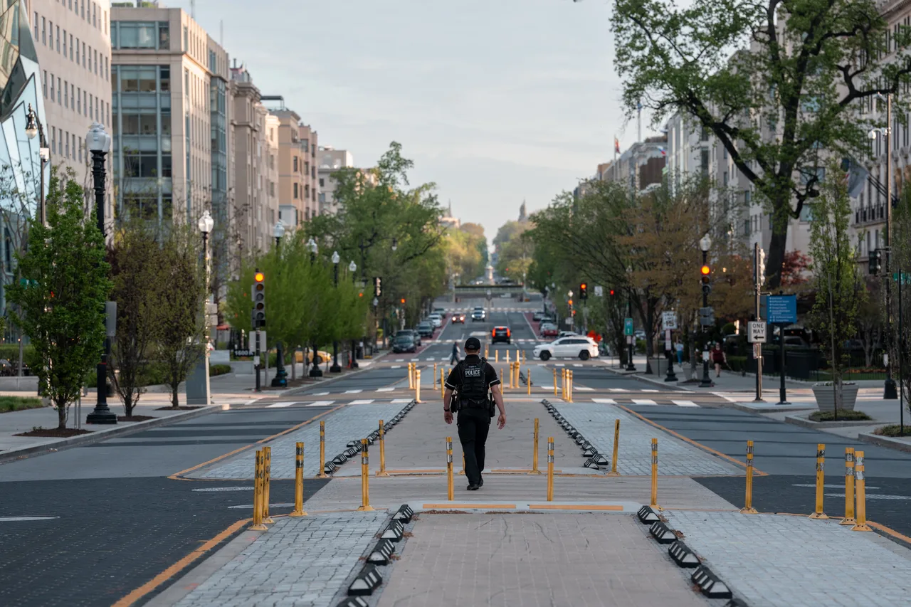 New fencing across Pennsylvania Avenue