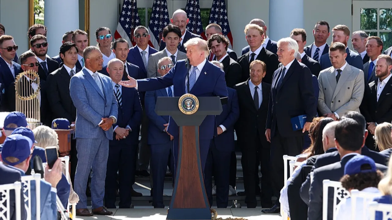 President Donald Trump gestures to manager Dave Roberts as he hosts the 2025 MLB World Series champion Los Angeles Dodgers in the Rose Garden of the White House on July 23, 2026 (Kevin Dietsch/Getty Images)