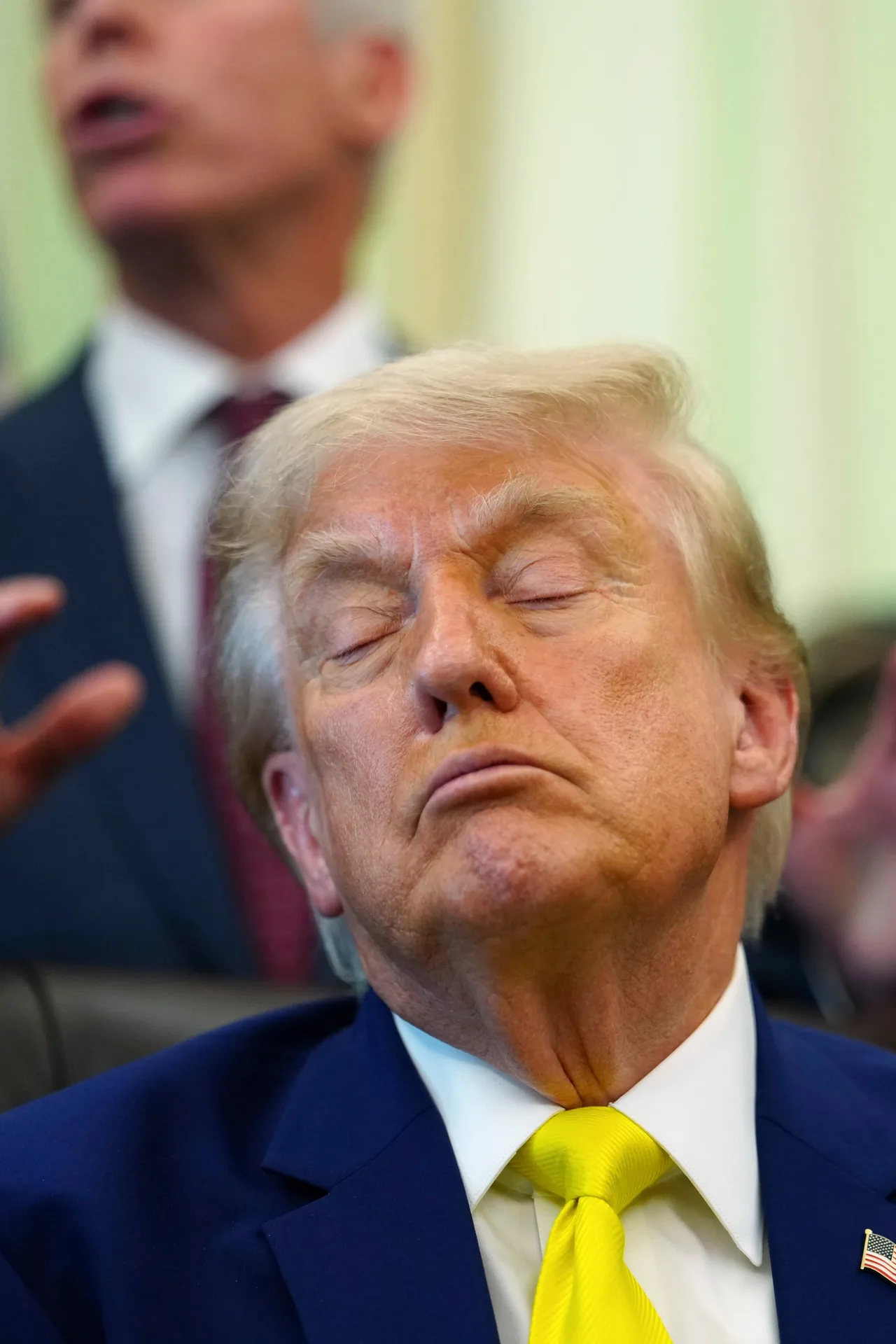 Trump again appears to doze off during Oval Office meeting