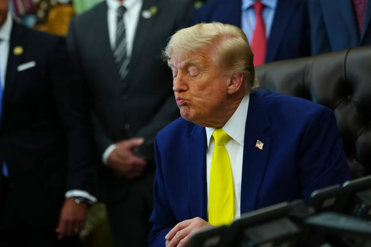 Trump appears to fight sleep during cabinet meeting