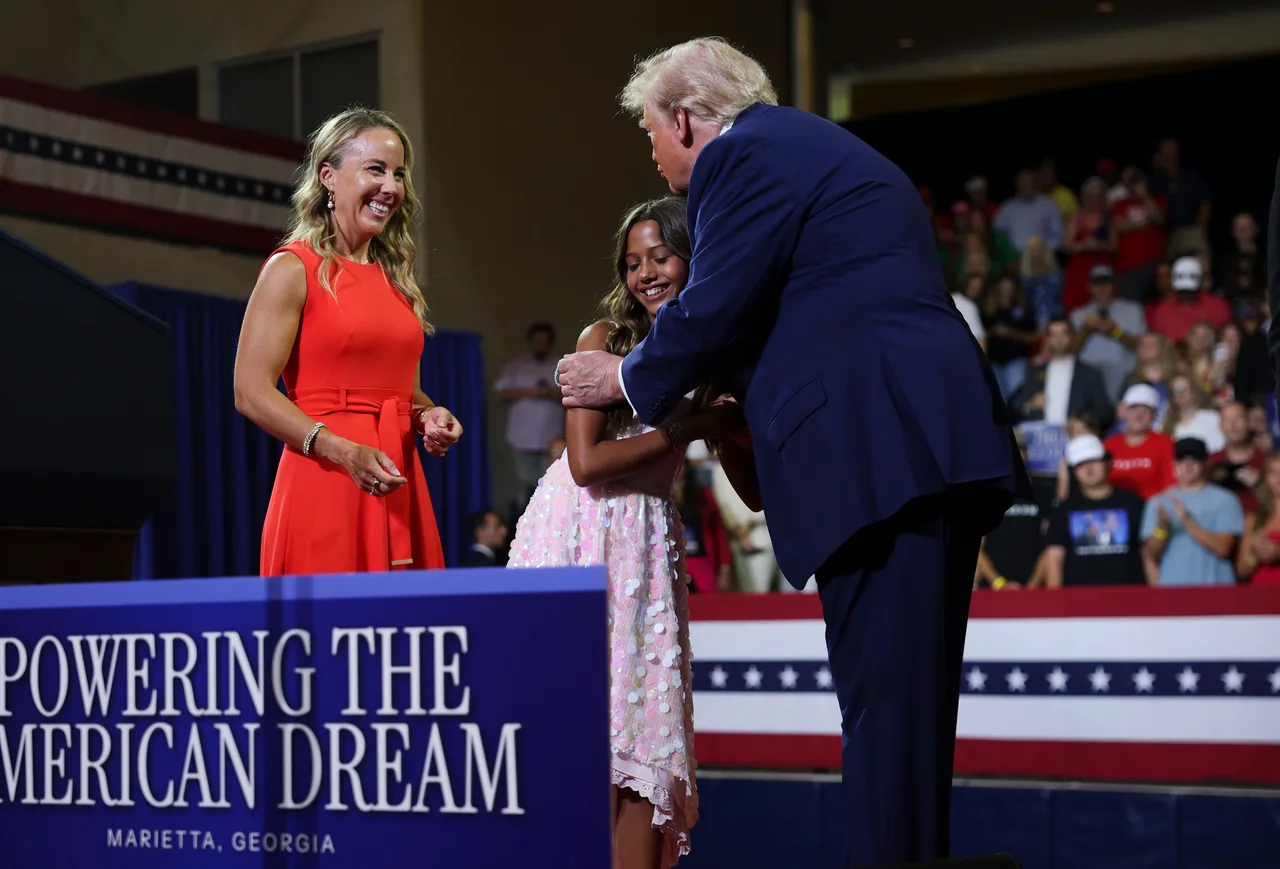 Trump warmly accepts present for Kai