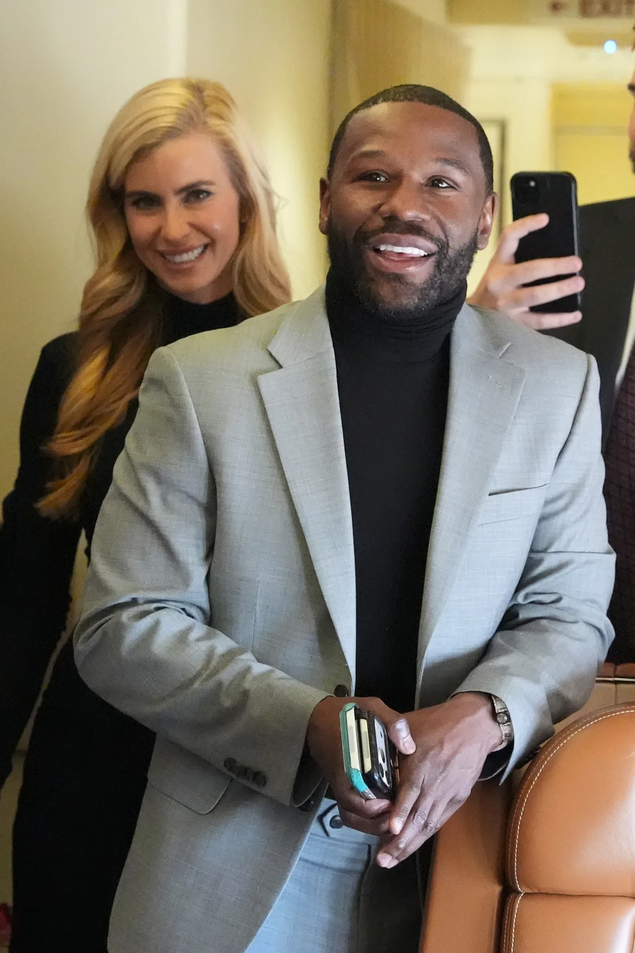 Floyd Mayweather spotted inside Trump's presidential aircraft