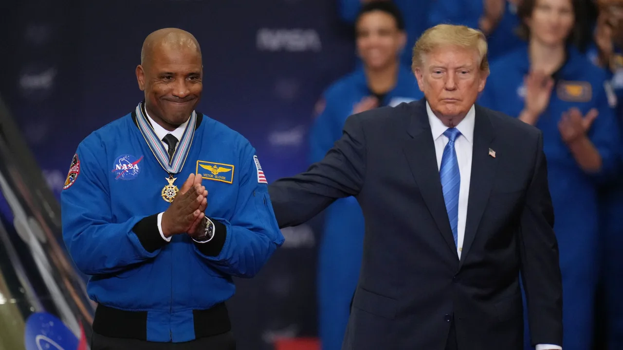Glover honors the team behind Artemis II