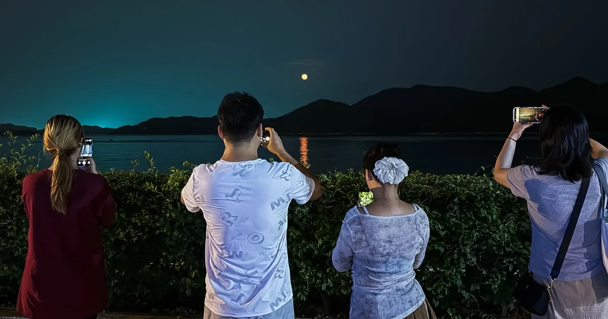 Blue Moon draws skywatchers in Shenzhen on May 31, 2026