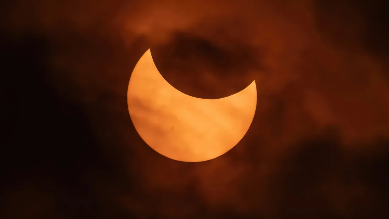 This eclipse will move from east to west
