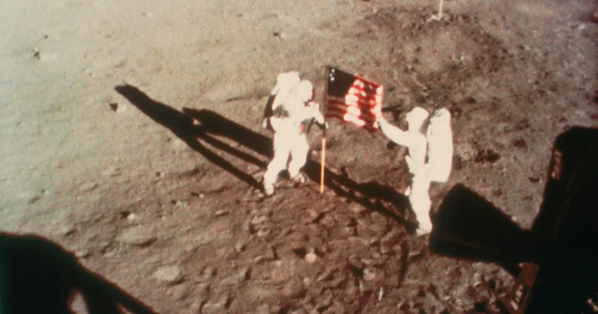 Why Apollo astronauts cast seemingly non-parallel shadows on the Moon