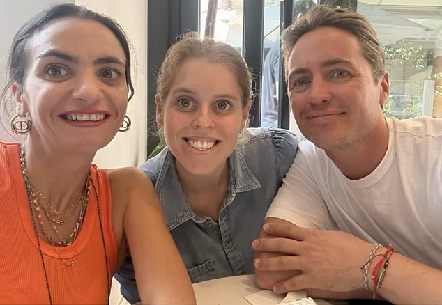 Aliki Lampropoulos posing for a selfie with Princess Beatrice and her husband, Edo Mapelli Mozzi. (Image Source: Instagram | @sneakyaliki)