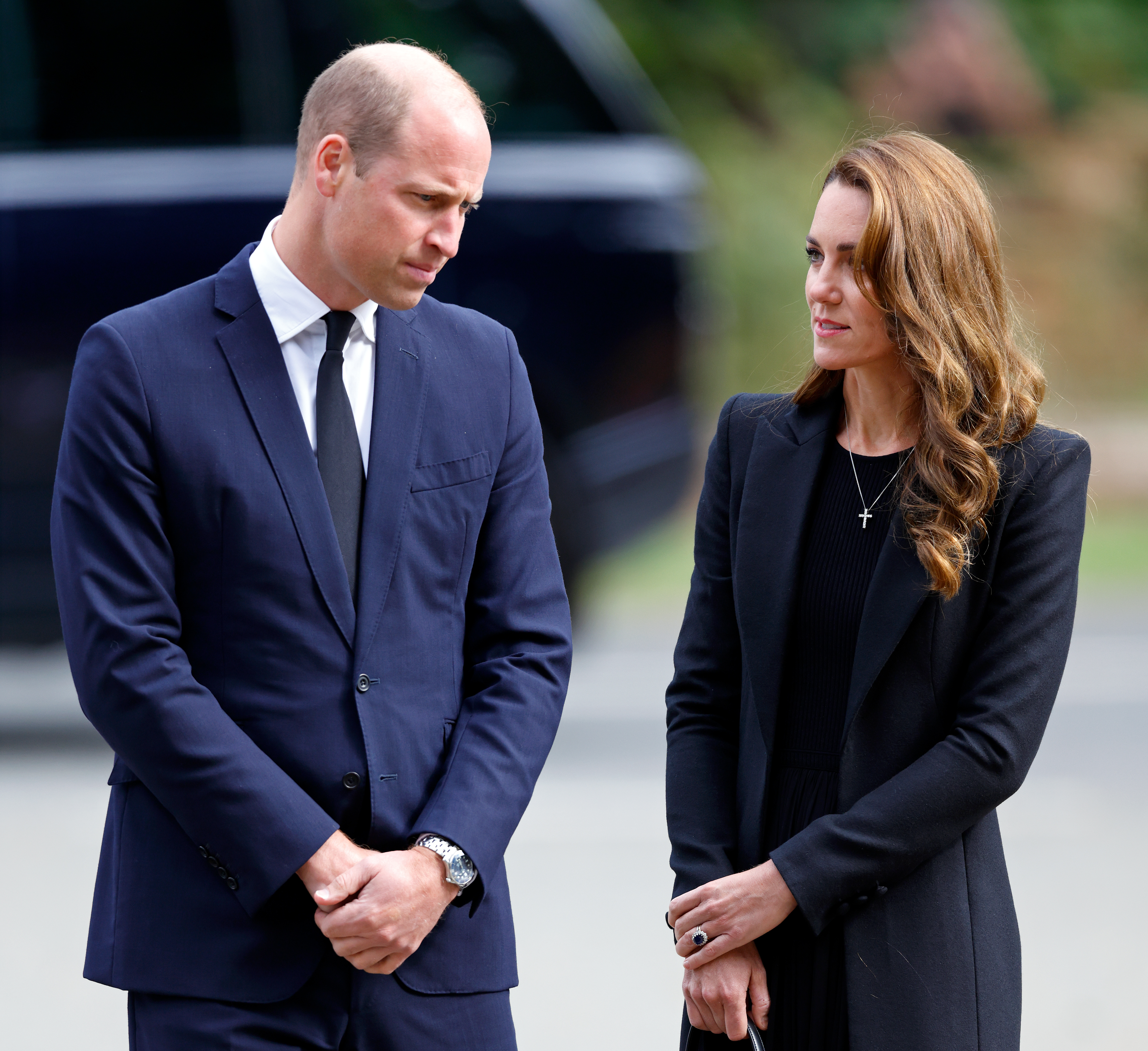Prince William and Kate Middleton view floral tributes left at the entrance to Sandringham House, the Norfolk estate of Queen Elizabeth II (Image Source: Getty Images I Max Mumby/Indigo)