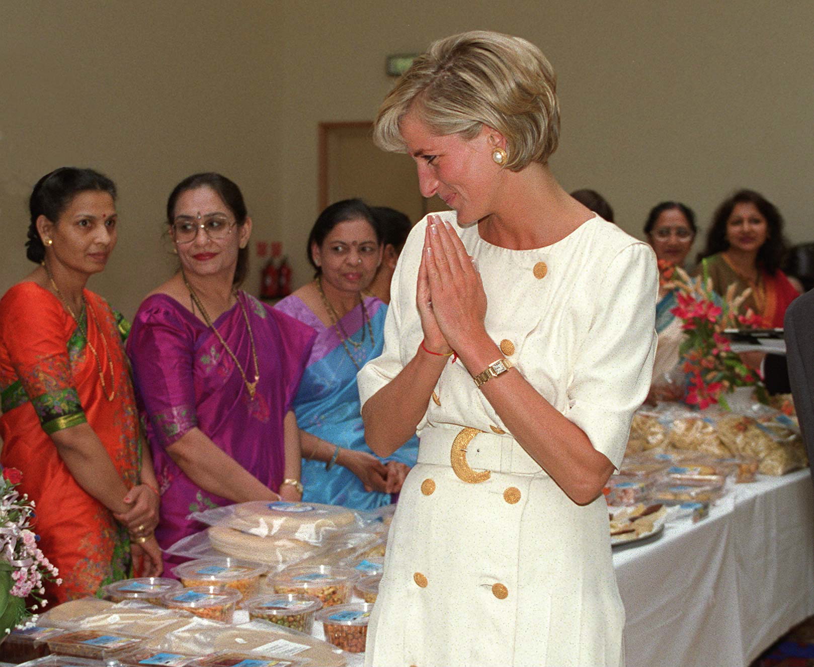LONDON, UNITED KINGDOM - JUNE 06:  Diana, Princess Of Wales Visiting The Shri  Swaminarayan  Mandir In Neasden, London Nw10.  (Photo by Tim Graham Photo Library via Getty Images)
