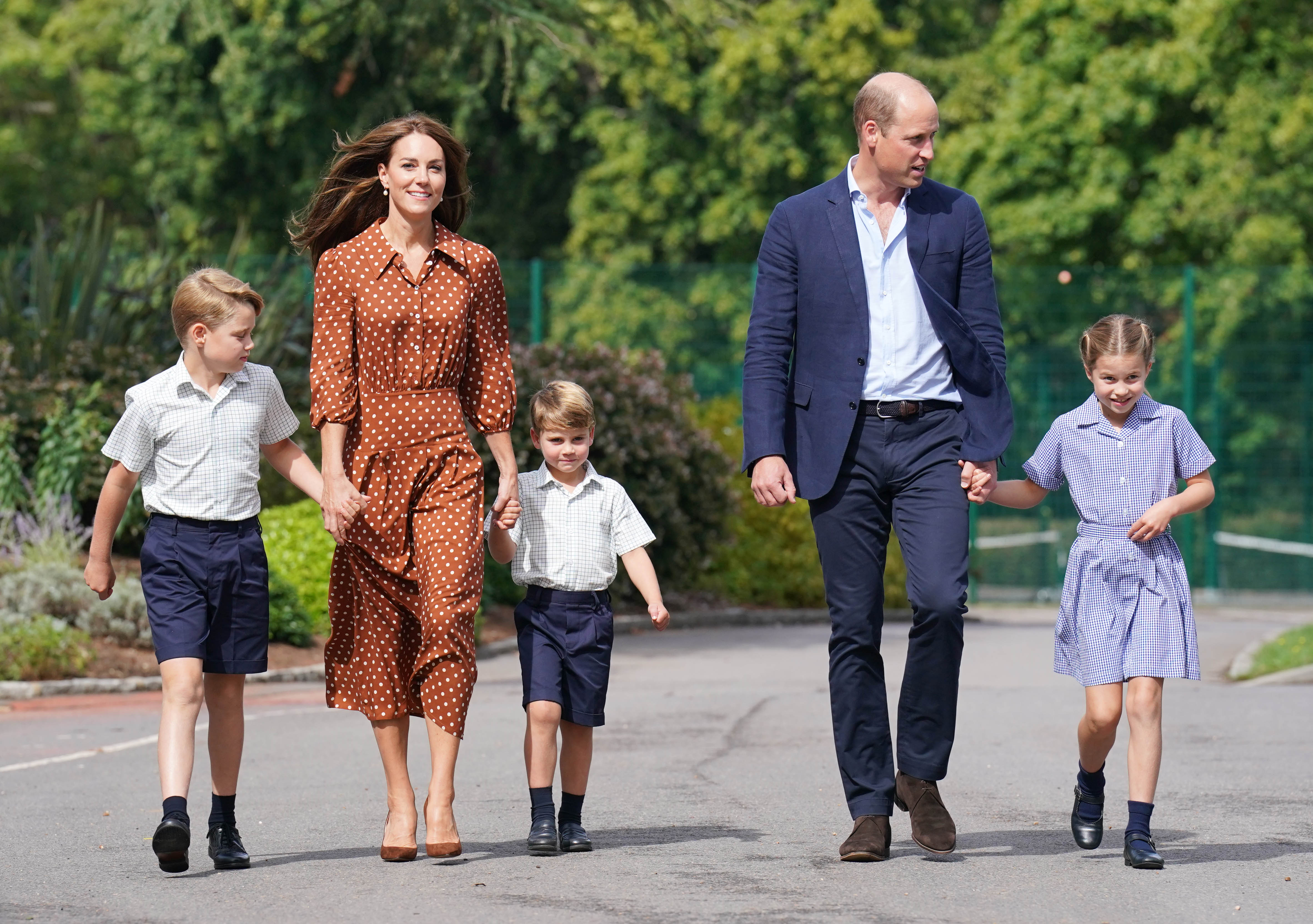 BRACKNELL, ENGLAND - SEPTEMBER 07: Prince George, Princess Charlotte and Prince Louis (C), accompanied by their parents the Prince William, Duke of Cambridge and Catherine, Duchess of Cambridge, arrive for a settling in afternoon at Lambrook School, near Ascot on September 7, 2022 in Bracknell, England. The family have set up home in Adelaide Cottage in Windsor's Home Park as their base after the Queen gave them permission to lease the four-bedroom Grade II listed home. (Photo by Jonathan Brady - Pool/Getty Images)