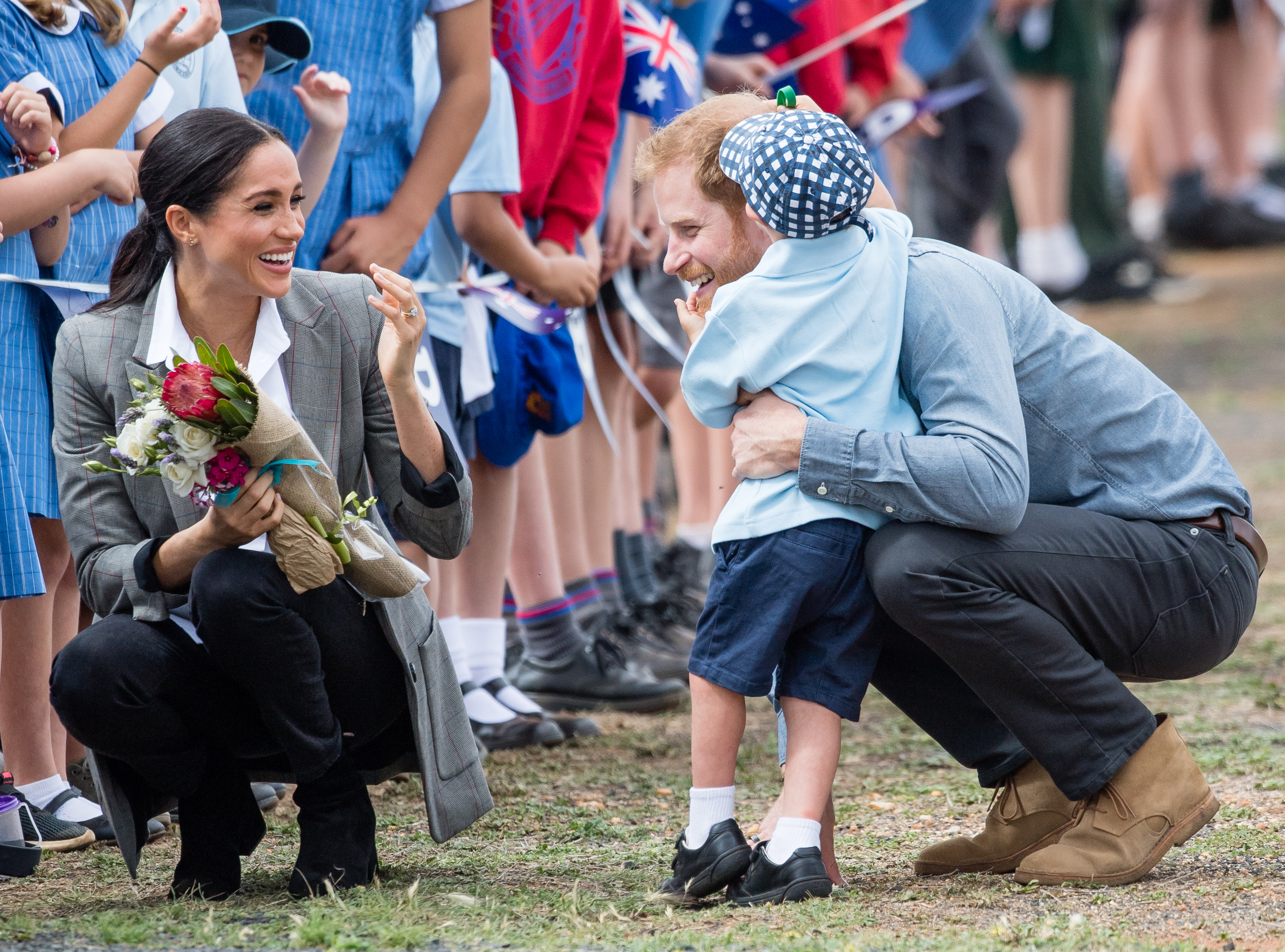 DUBBO, AUSTRALIA - OCTOBER 17:  Prince Harry, Duke of Sussex and Meghan, Duchess of Sussex are greeted by five-year-old Luke Vincent as they arrive at Dubbo Airport on October 17, 2018 in Dubbo, Australia. The Duke and Duchess of Sussex are on their official 16-day Autumn tour visiting cities in Australia, Fiji, Tonga and New Zealand.  (Photo by Samir Hussein/Samir Hussein/WireImage)