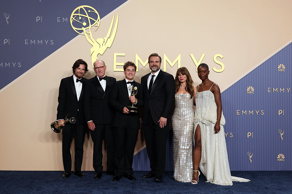 LOS ANGELES, CALIFORNIA - SEPTEMBER 14: (L-R) Jason Bateman, Richard Jenkins, Arlan Ruf, David Harbour, Linda Cardellini and Joy Sunday, winners of the Outstanding Limited or Anthology Series Award for “DTF St. Louis”, pose in the press room during the 78th Primetime Emmy Awards at Peacock Theater on September 14, 2026 in Los Angeles, California.  (Photo by Kevin Mazur/Getty Images)