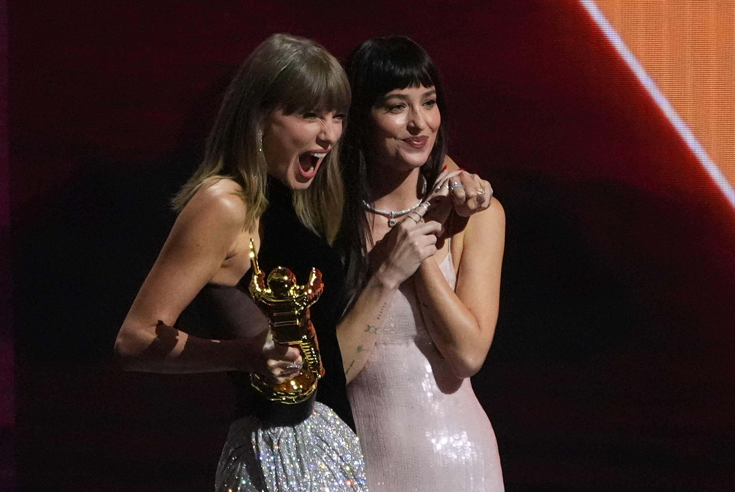 Dakota Johnson, right, with Taylor Swift, the recipient of the MTV VMA Artist Director Honors during the MTV Video Music Awards on Sunday, Sept. 27, 2026, at the Peacock Theater in Los Angeles. (AP Photo/Chris Pizzello)
