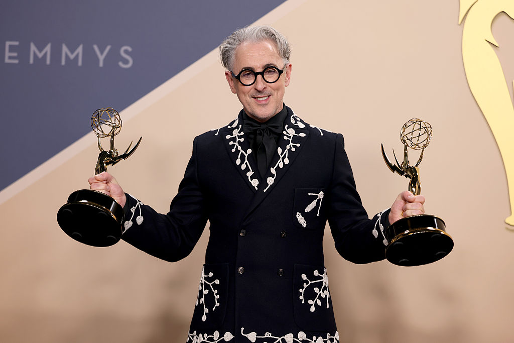 LOS ANGELES, CALIFORNIA - SEPTEMBER 14: Alan Cumming, winner of the Outstanding Reality Competition Program Award for “The Traitors”, poses in the press room during the 78th Primetime Emmy Awards at Peacock Theater on September 14, 2026 in Los Angeles, California.  (Photo by Kevin Mazur/Getty Images)