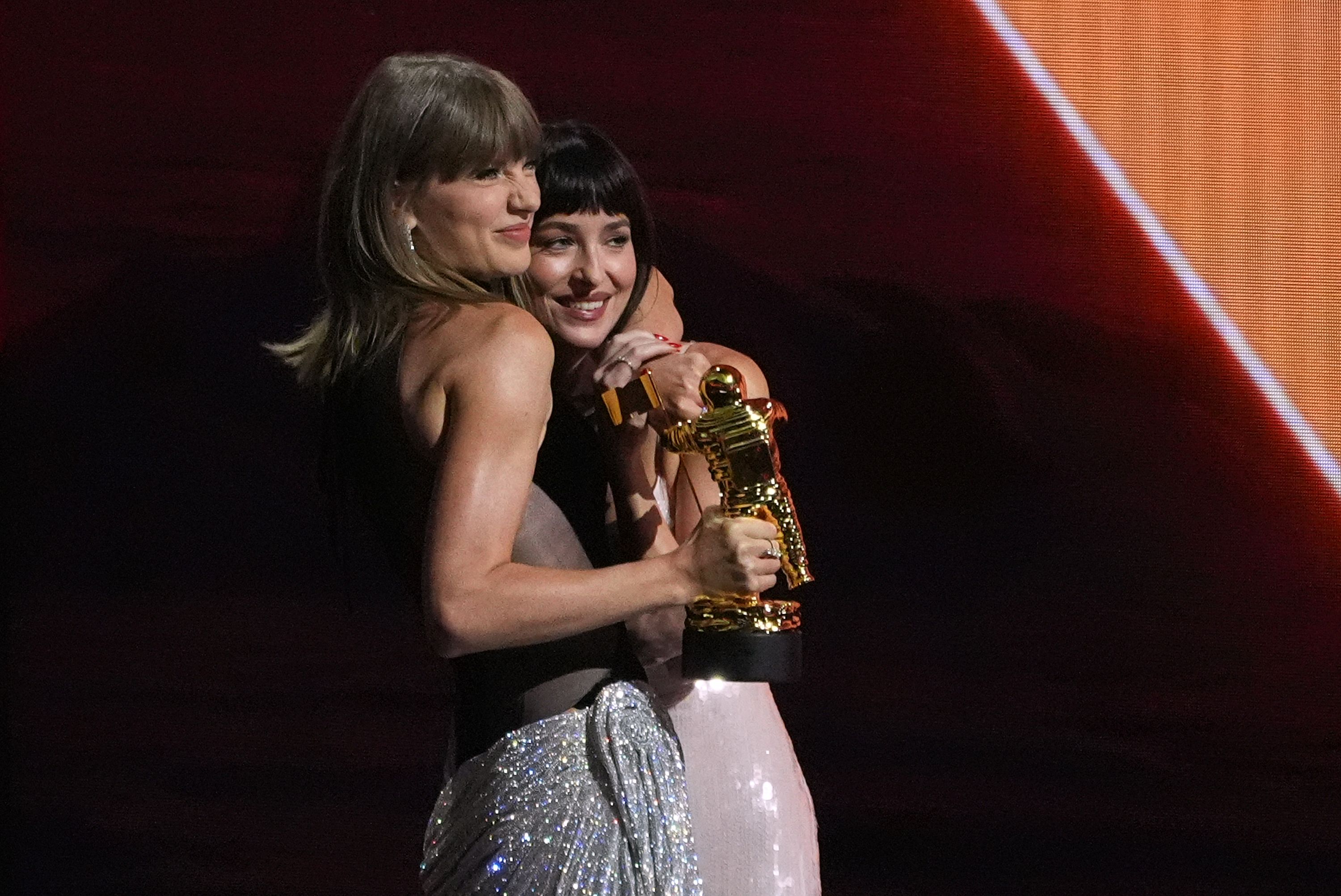 Dakota Johnson, right, with Taylor Swift, the recipient of the MTV VMA Artist Director Honors during the MTV Video Music Awards on Sunday, Sept. 27, 2026, at the Peacock Theater in Los Angeles. (AP Photo/Chris Pizzello)