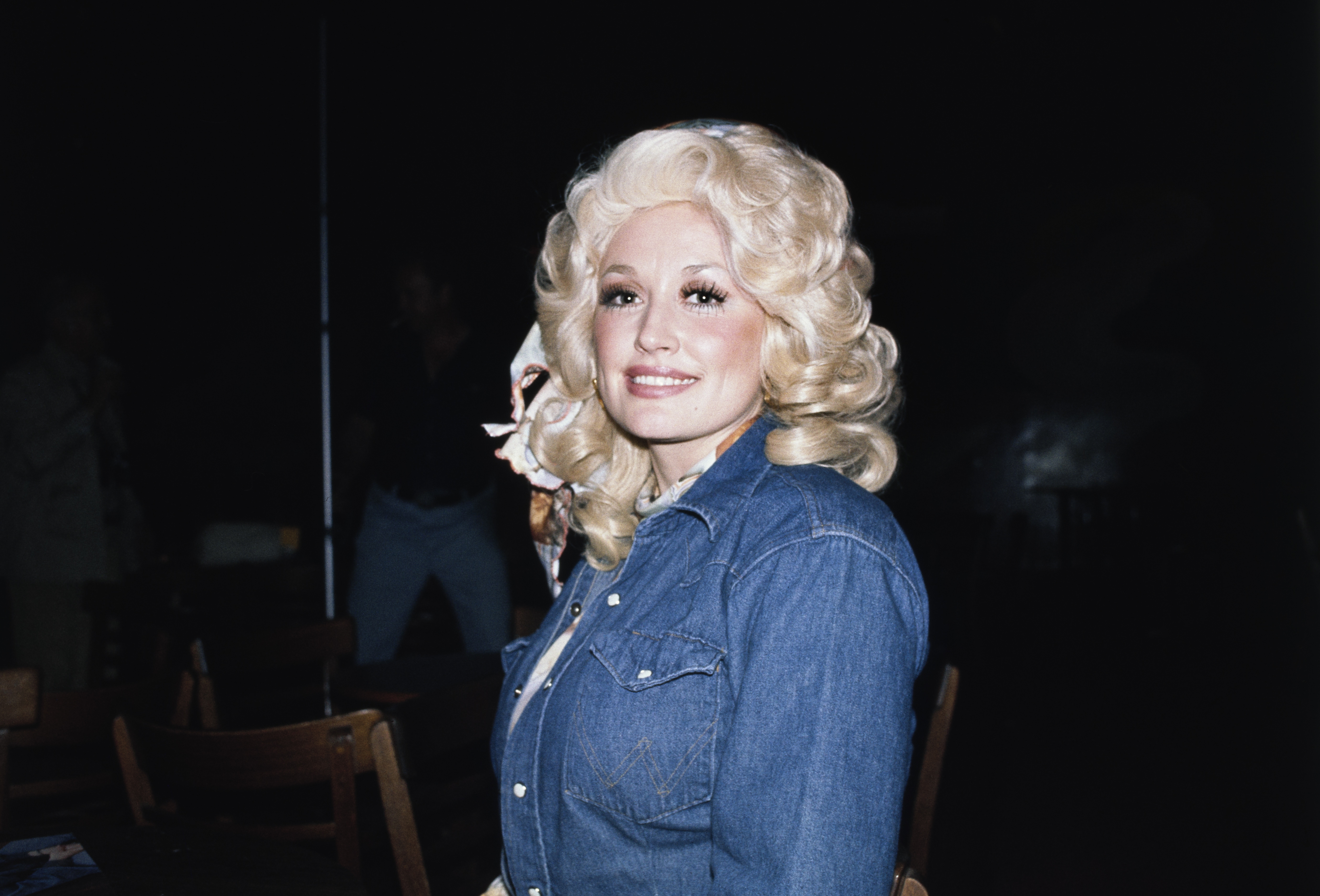 American singer-songwriter Dolly Parton wearing a denim jacket, 1979. (Photo by UPI/Bettmann Archive/Getty Images)
