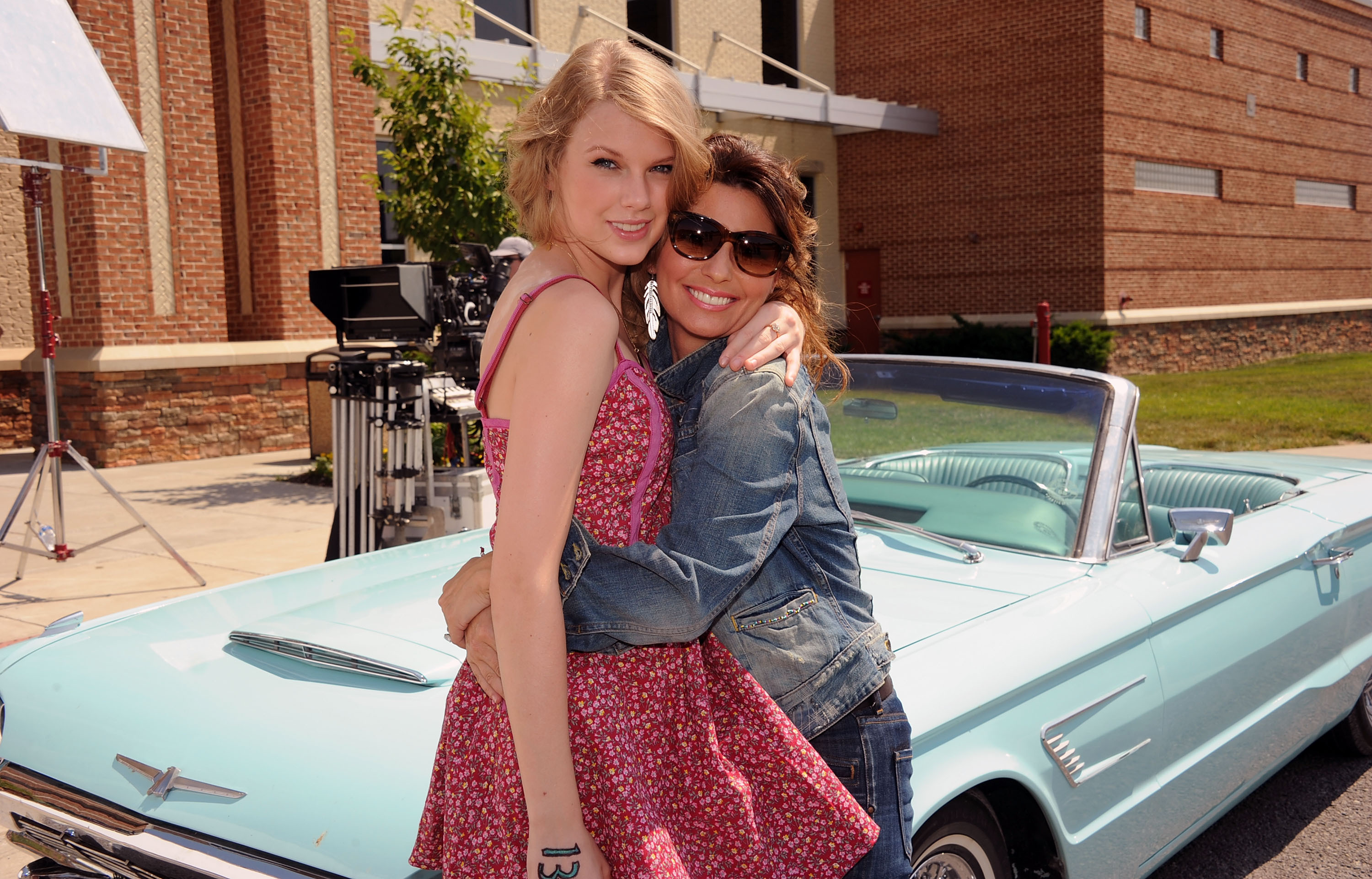 Singers & Songwriters Taylor Swift and Shania Twain during the recreation of