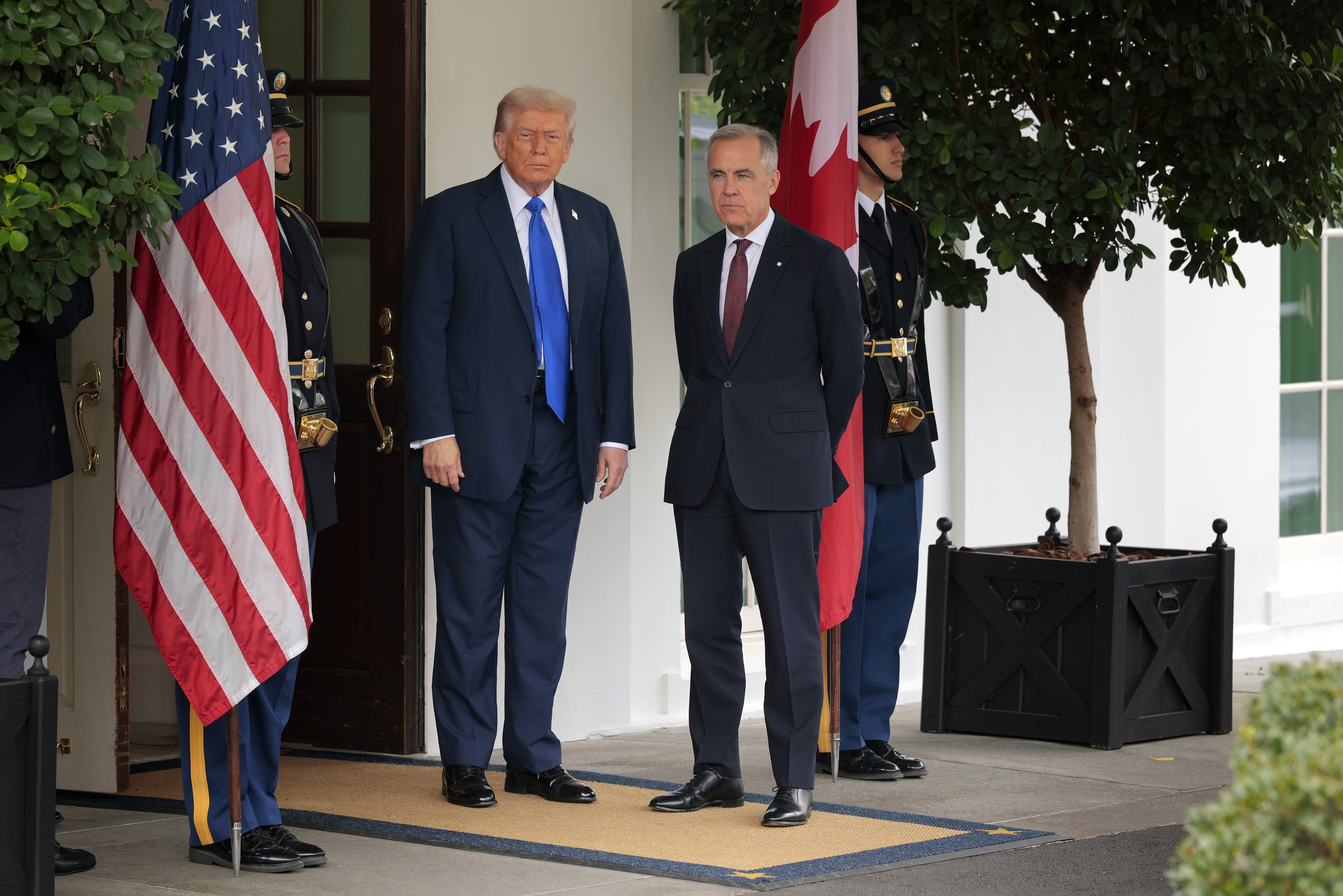 WASHINGTON, DC - OCTOBER 07: U.S. President Donald Trump welcomes Canadian Prime Minister Mark Carney to the White House on October 07, 2025 in Washington, DC. North American leaders have yet to find common ground on tariffs for several key Canadian exports, including automobiles, steel, aluminum, and softwood lumber. (Photo by Chip Somodevilla/Getty Images)