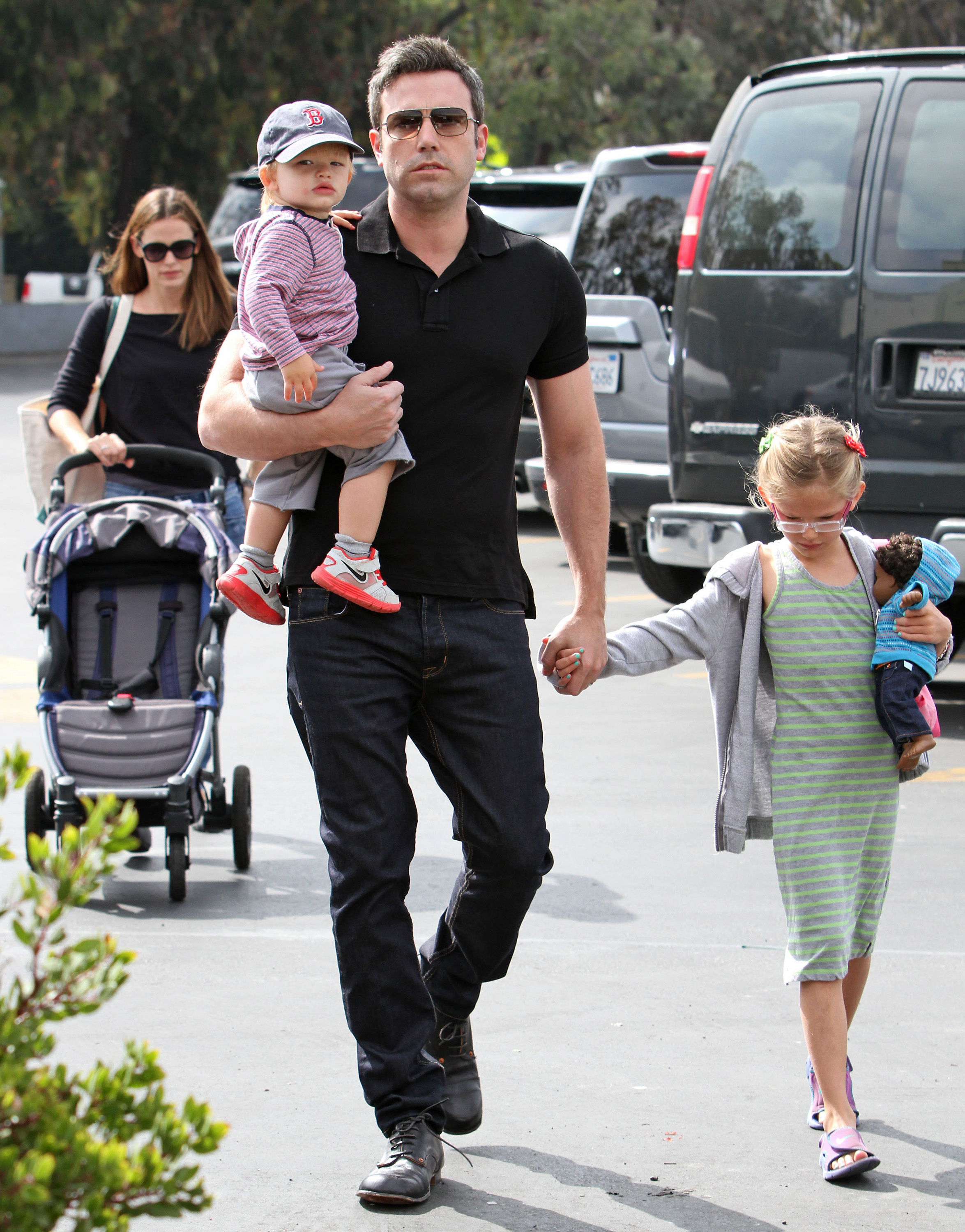 LOS ANGELES, CA - AUGUST 11: Ben Affleck, Jennifer Garner, Violet Affleck and Samuel Affleck are seen on August 11, 2013 in Los Angeles, California. (Photo by JB Lacroix/WireImage)