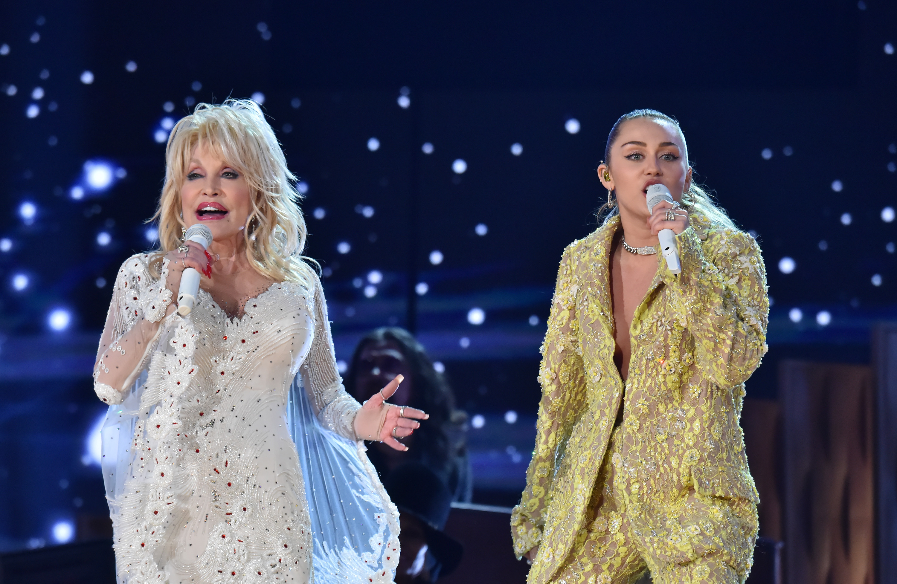 LOS ANGELES, CA - FEBRUARY 10: Dolly Parton (L) and Miley Cyrus perform onstage during the 61st Annual GRAMMY Awards at Staples Center on February 10, 2019 in Los Angeles, California. (Photo by Lester Cohen/Getty Images for The Recording Academy)