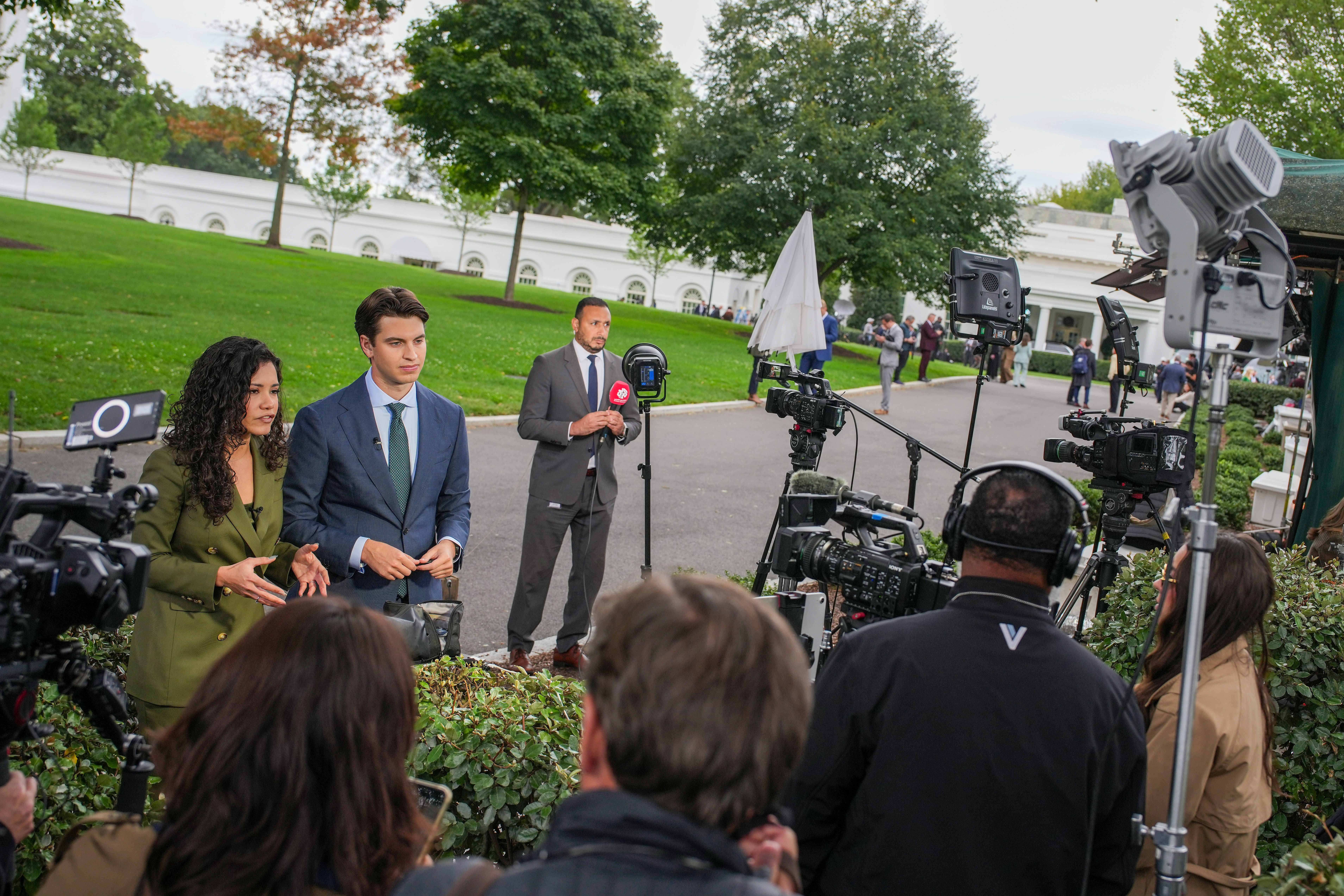 WASHINGTON, DC - SEPTEMBER 24: PBS NewsHour White House Correspondent Laura Barron-Lopez (L) and MS NOW White House Correspondent Jake Traylor do a live report from the designated outdoor press area on the North Lawn after being allowed back on to the grounds of the White House on September 24, 2026 in Washington, DC. A federal judge ordered the White House to “immediately return, reinstate, and restore” the credentials held by employees of CNN, MS NOW and Politico after President Donald Trump banned the news organizations last week.  (Photo by Andrew Harnik/Getty Images)