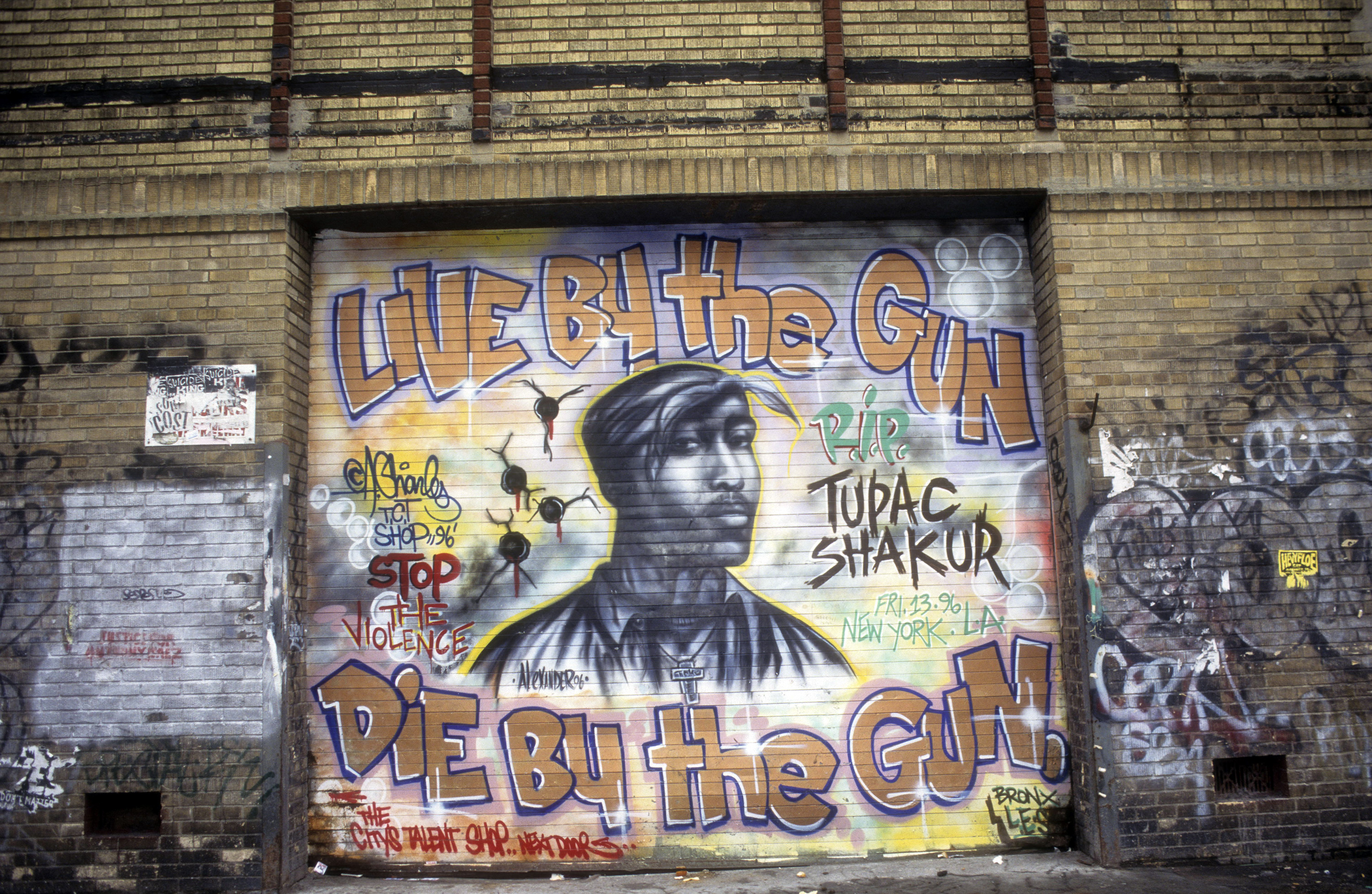 NEW YORK - FEBRUARY 1997: General view of a memorial mural for Tupac Shakur by artist Andre Charles on Houston Street in February 1997 in New York. (Photo by Al Pereira/Michael Ochs Archives/Getty Images) MANDATORY MENTION OF THE ARTIST UPON PUBLICATION - RESTRICTED TO EDITORIAL USE.