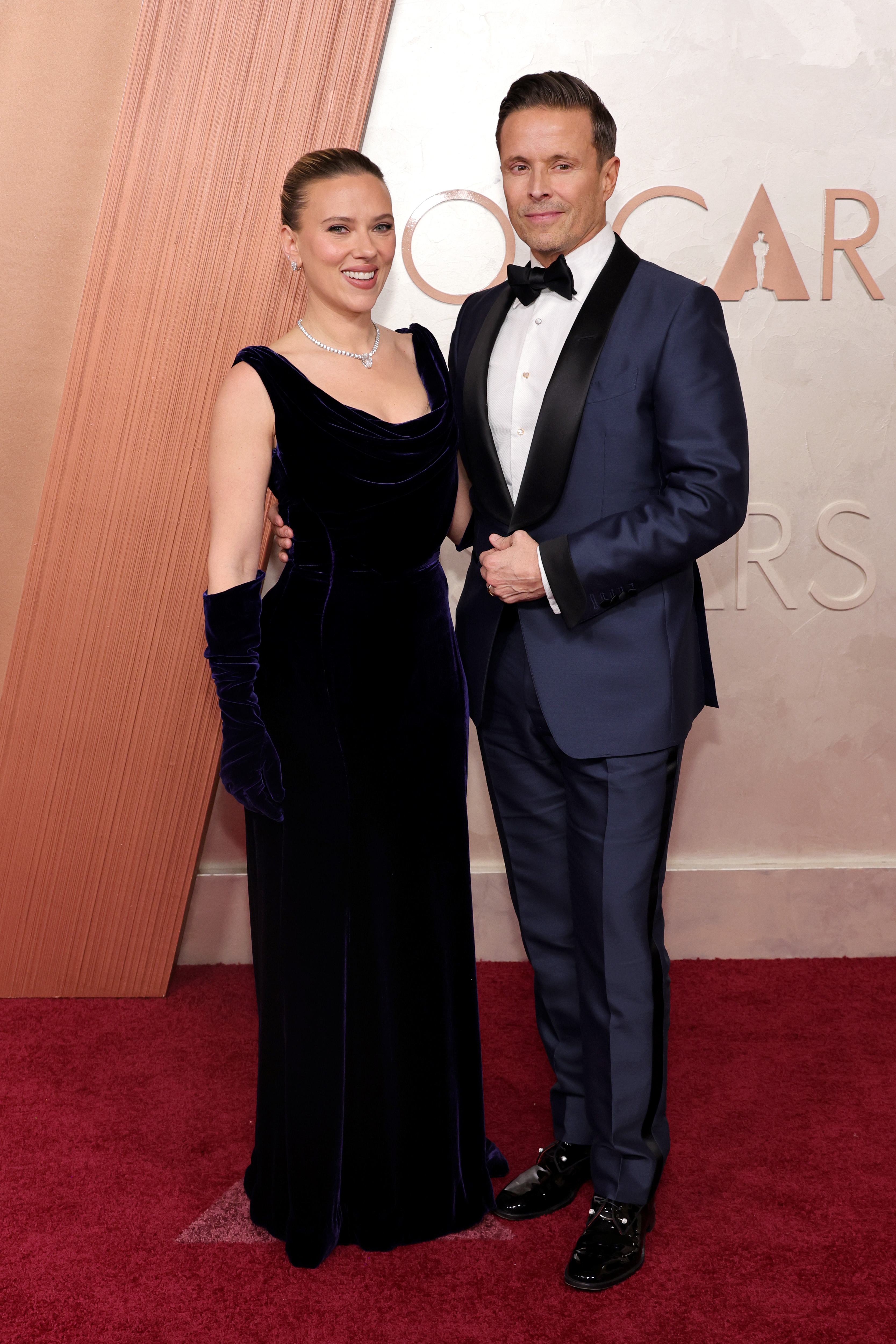 HOLLYWOOD, CALIFORNIA - MARCH 02: (L-R) Scarlett Johansson and Colin Jost attends the 97th Annual Oscars at Dolby Theatre on March 02, 2025 in Hollywood, California. (Photo by Savion Washington/Getty Images)