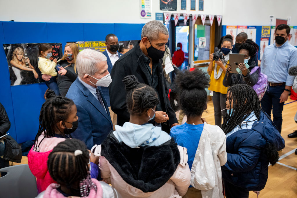 WASHINGTON, DC - NOVEMBER 30: Former U.S. President Barack Obama (C) and Dr. Anthony Fauci (L), Director of NIAID, talk with elementary school students as they prepare to get their second vaccine shots at the Kimball Elementary School on November 30, 2021 in Washington, DC. (Photo by Doug Mills-Pool/Getty Images)
