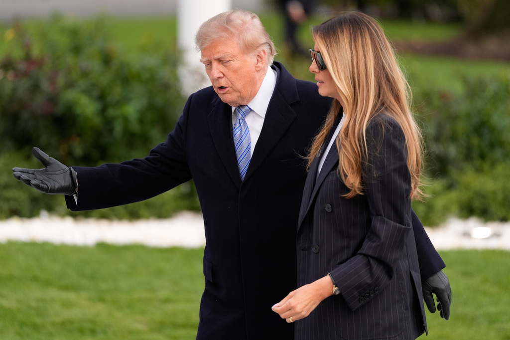 President Donald Trump and first lady Melania Trump walk on the South lawn after arriving at the White House on Marine One, Wednesday, Sept. 23, 2026, in Washington, after greeting China's President Xi Jinping at Joint Base Andrews. (AP Photo/Carolyn Kaster)