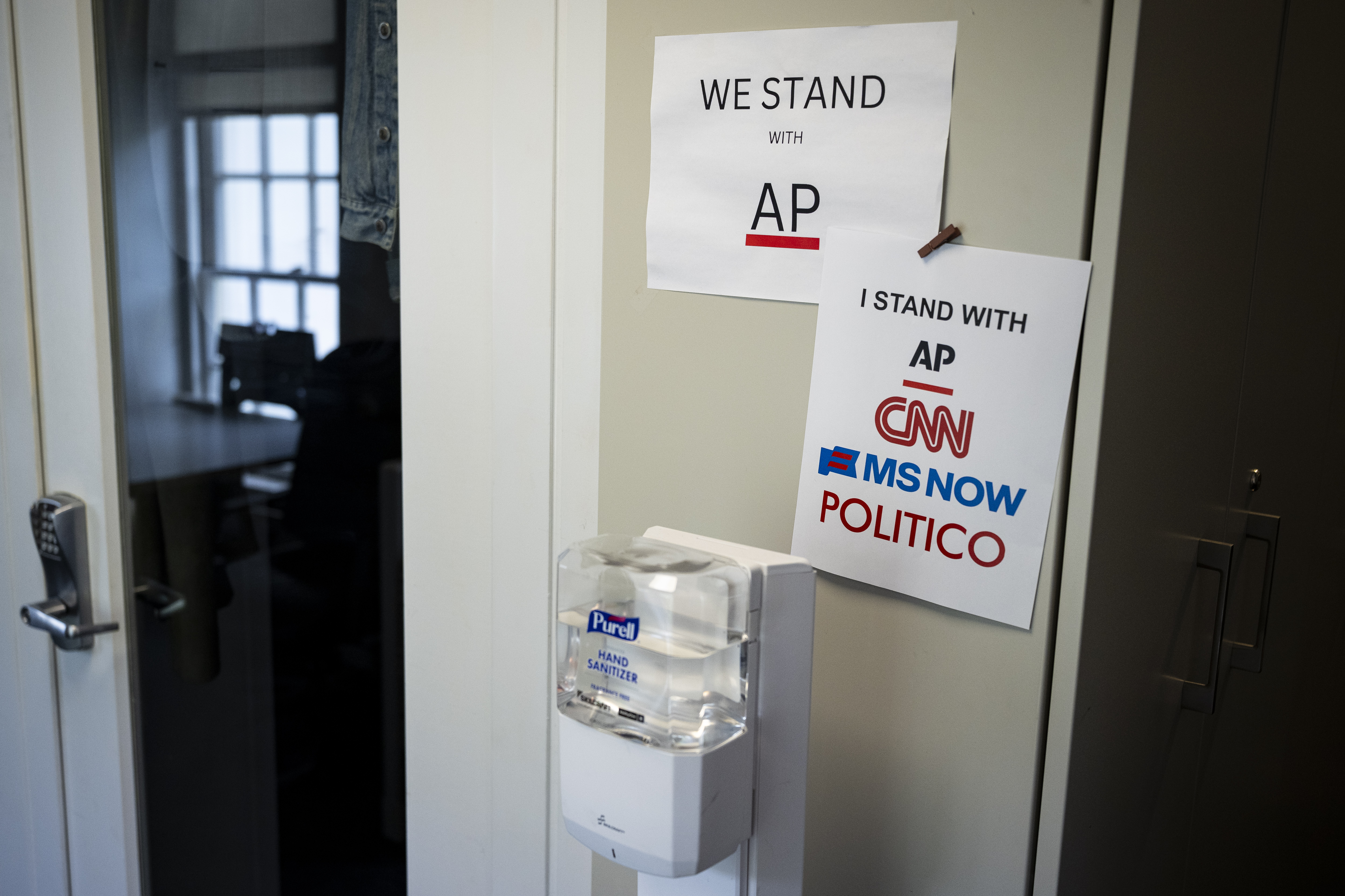 WASHINGTON, DC - SEPTEMBER 19: Signs supporting journalists from the AP, CNN, MS NOW, and Politico hang in the press area of the White House, on September 19, 2026 in Washington, DC. Reporters from MS NOW, CNN and Politico were barred from the White House a day after President Trump said he was banning the three outlets from the property. (Photo by Graeme Sloan/Getty Images)