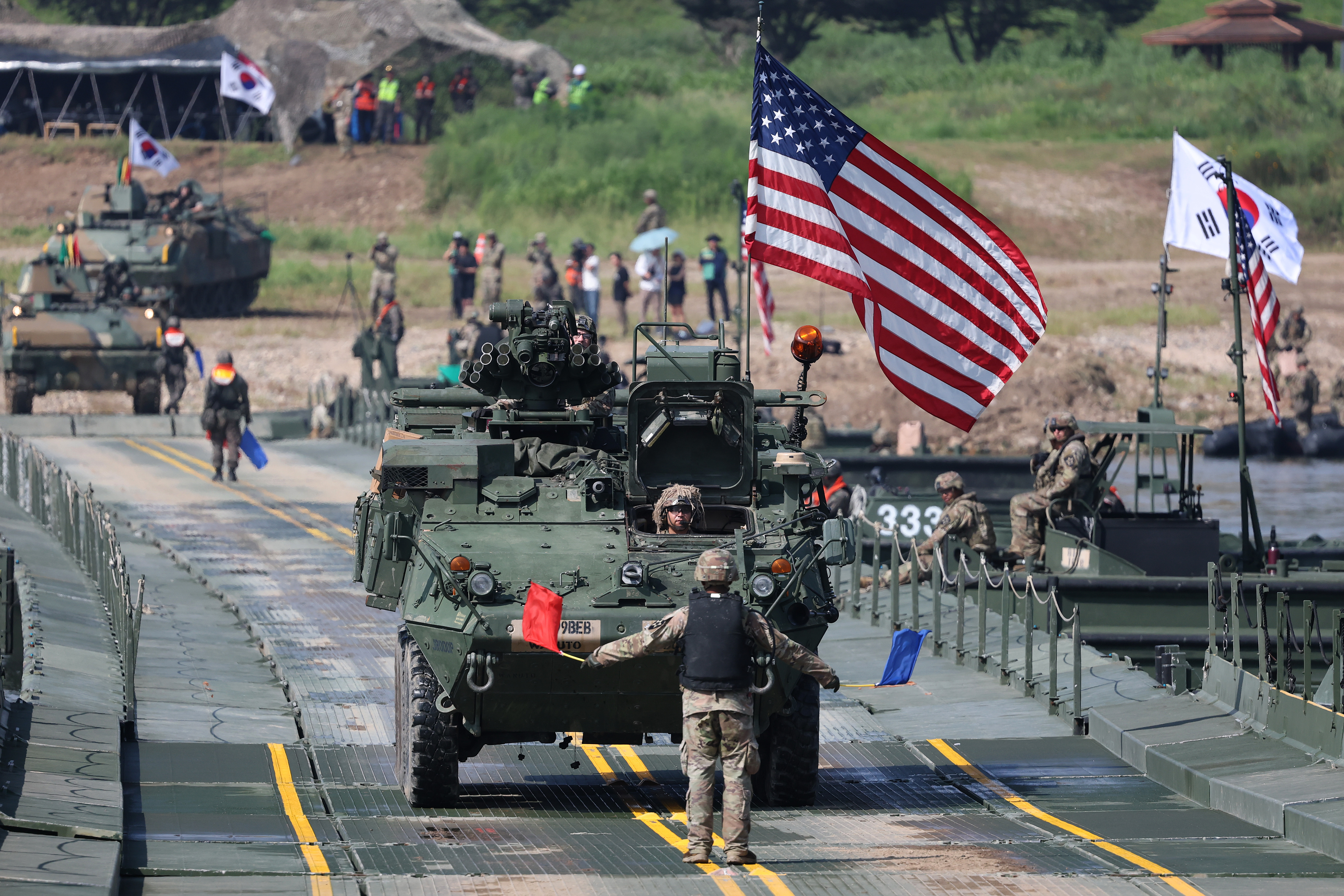 U.S. soldiers from the 2nd Infantry Division and South Korean soldiers participate in a river crossing exercise as part of the Ulchi Freedom Shield exercise on August 27, 2025 in Yeoju-gun, South...