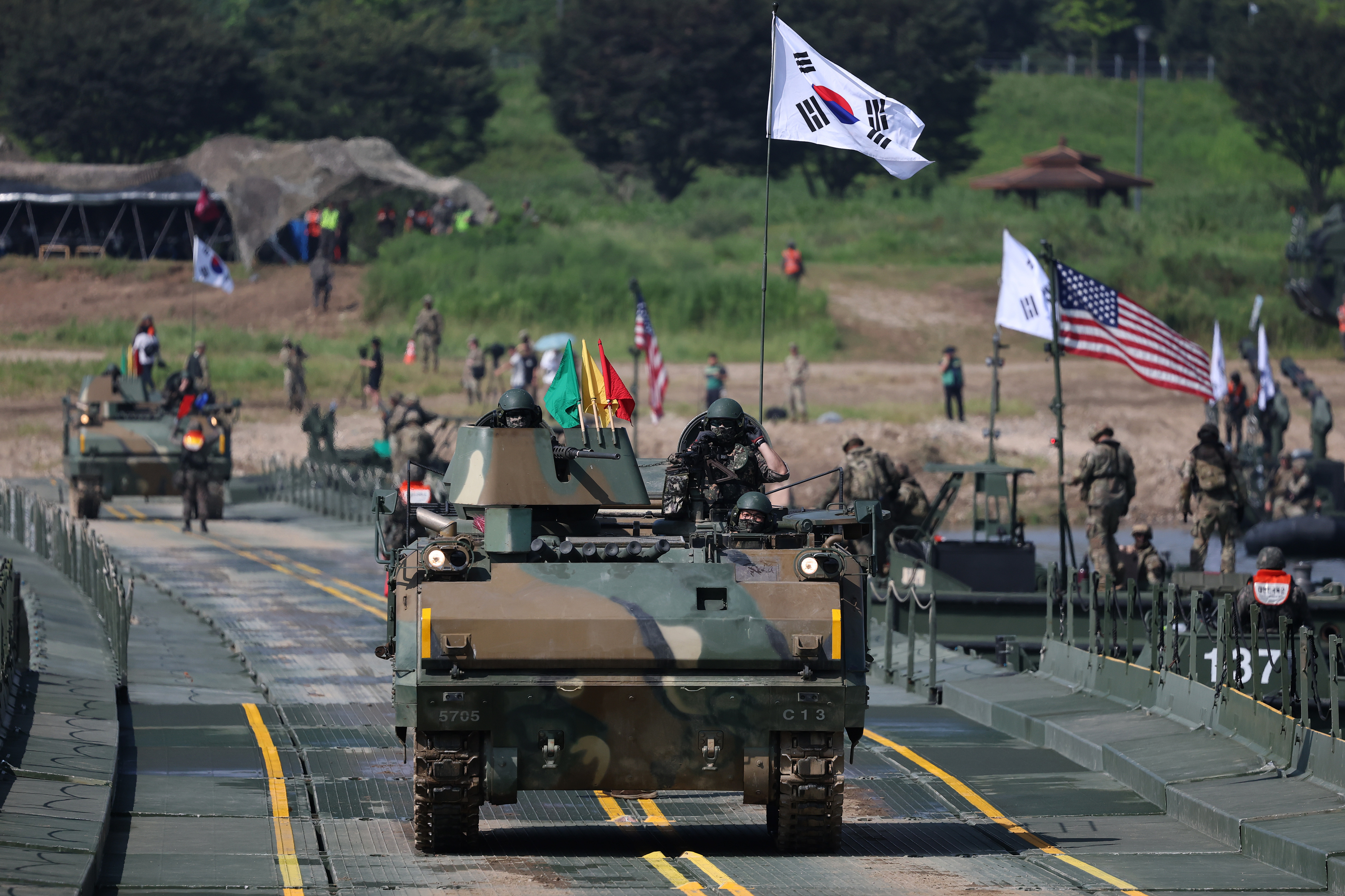 U.S. soldiers from the 2nd Infantry Division and South Korean soldiers participate in a river crossing exercise as part of the Ulchi Freedom Shield exercise on August 27, 2025 in Yeoju-gun, South...
