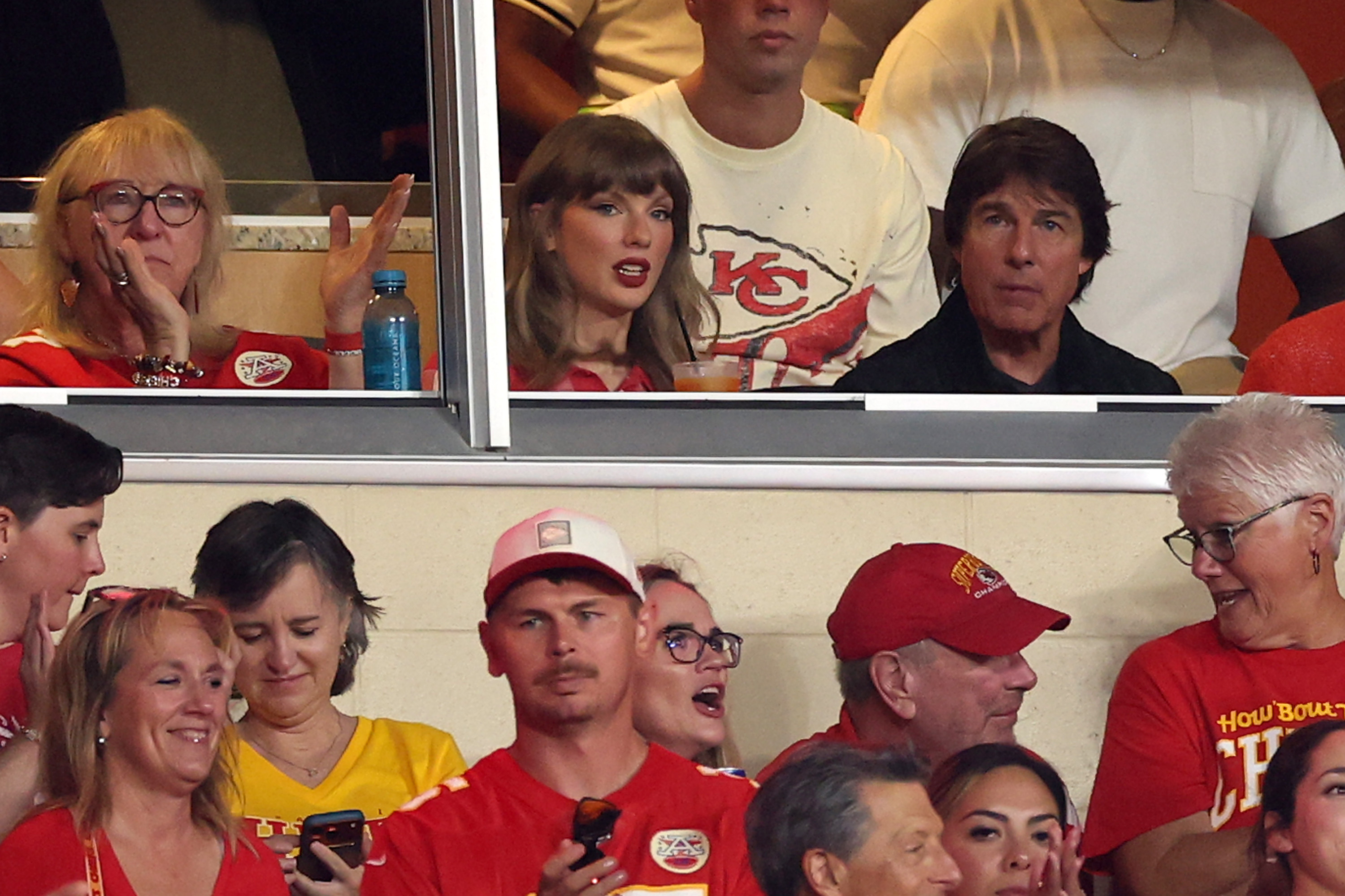 KANSAS CITY, MISSOURI - SEPTEMBER 14: (L-R) Donna Kelce, Singer Taylor Swift and actor Tom Cruise attend the game between the Kansas City Chiefs and the Denver Broncos at Arrowhead Stadium on September 14, 2026 in Kansas City, Missouri. (Photo by Jamie Squire/Getty Images)
