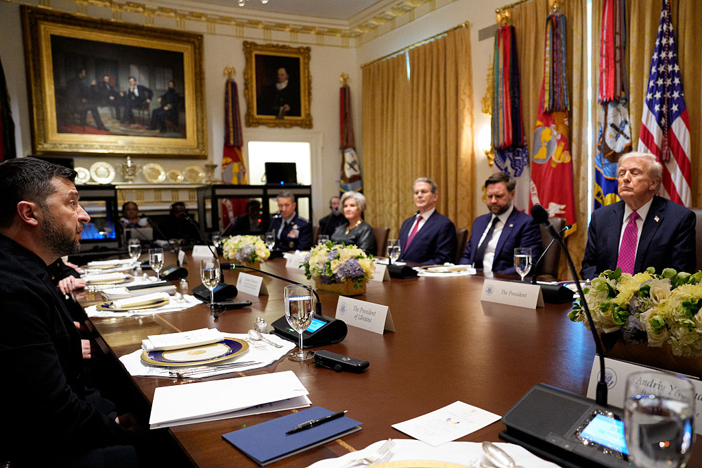 WASHINGTON, DC - OCTOBER 17: Ukrainian President Volodymyr Zelensky (L) speaks with U.S. President Donald Trump (R) during a lunch meeting at the White House on October 17, 2025, in Washington, DC. President Trump, fresh off a ceasefire agreement between Israel and Hamas, is hosting President Zelensky for a bilateral lunch in the Cabinet Room in hopes of advancing a peace deal between Russia and Ukraine. (Photo by Andrew Harnik/Getty Images)