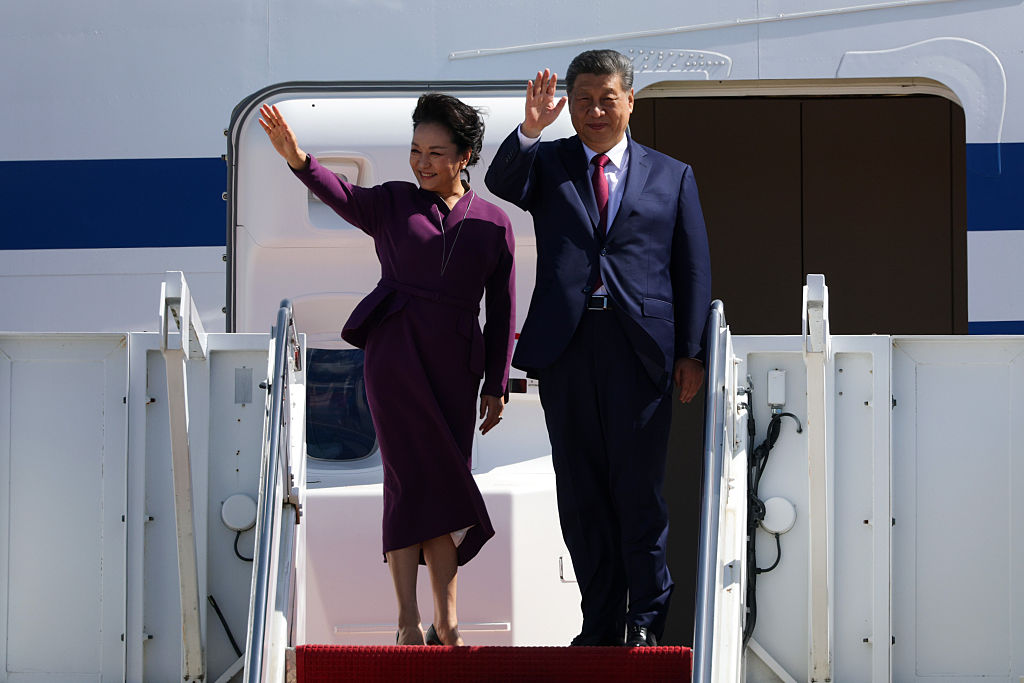 JOINT BASE ANDREWS, MARYLAND - SEPTEMBER 25: First lady of China Peng Liyuan (L) and President&nbsp;of&nbsp;China Xi Jinping wave as they board a plane to return to China following a state visit to Washington, DC on September 25, 2026 at Joint Base Andrews, Maryland. U.S. President Donald Trump hosted President&nbsp;of&nbsp;China Xi Jinping and first lady of China Peng Liyuan for a three-day state visit where the leaders held bilateral talks, participated in a state dinner and toured sites including the Smithsonian's National Museum of Asian Art and the National Archives.  (Photo by Alex Wong/Getty Images)