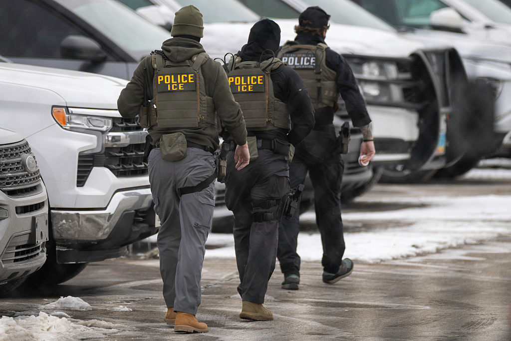MINNEAPOLIS, MINNESOTA - FEBRUARY 04: ICE agents depart the Bishop Henry Whipple Federal Building on February 4, 2026 in Minneapolis, Minnesota. White House Border Czar Tom Homan announced Wednesday that 700 immigration enforcement personnel would be withdrawn from Minnesota, following weeks of operations and the fatal shooting of two protesters. Homan said the withdrawal would take effect immediately. (Photo by John Moore/Getty Images)