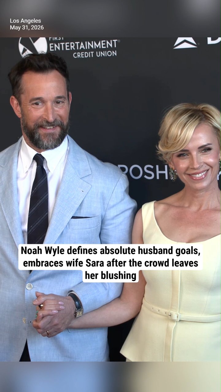 Noah Wyle defines absolute husband goals, embraces wife Sara after the crowd leaves her blushing