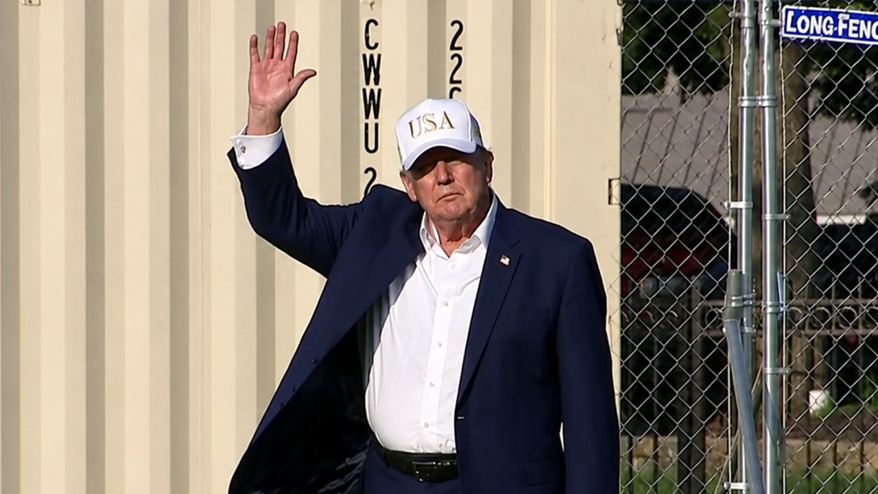 Trump Waves on Return to White House From LIV Golf Tournament
